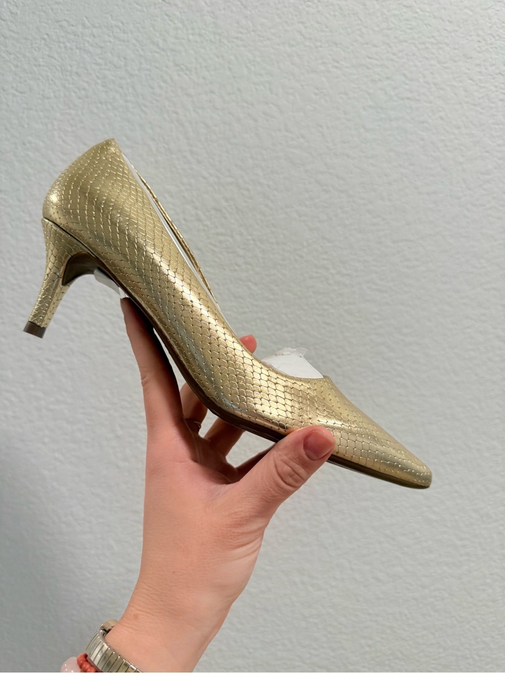 Arezzo Classic Gold Mid-Heel Pump for Women Sz 39
